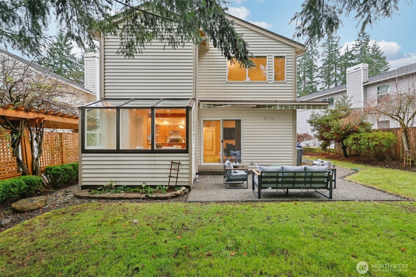 24320 SE 42nd Street , Sammamish, WA 98029-7552