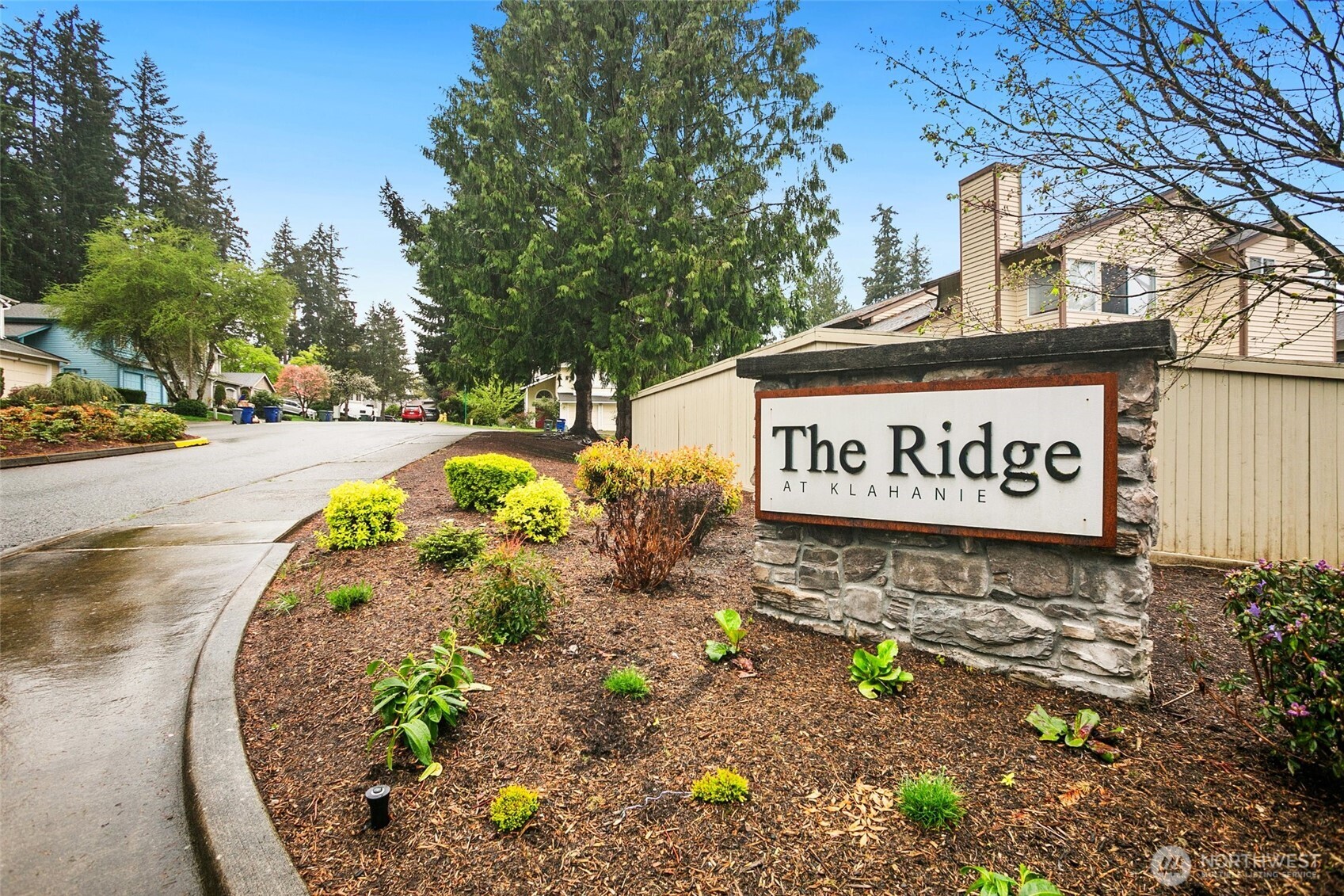 24320 SE 42nd Street , Sammamish, WA 98029-7552
