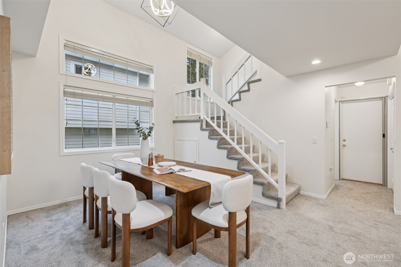 24320 SE 42nd Street , Sammamish, WA 98029-7552