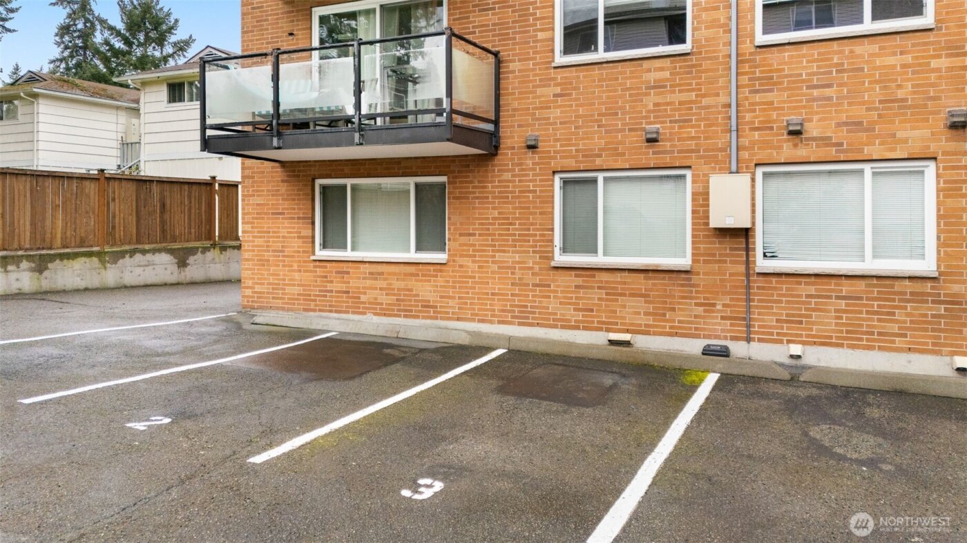 845 NE 125th Street #103, Seattle, WA 98125-3942