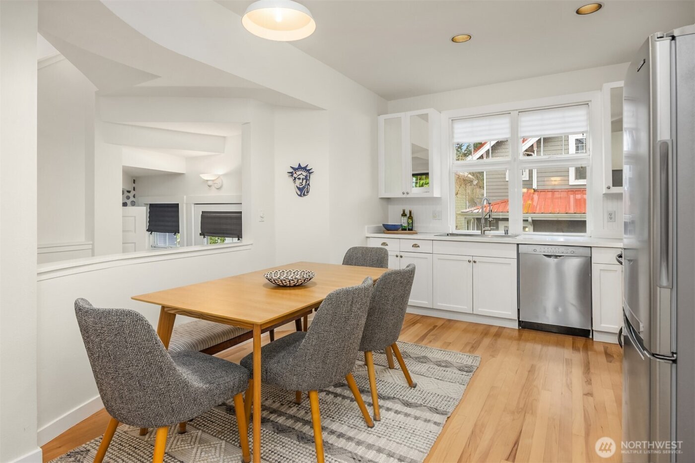 672 Madison Avenue N, Bainbridge Island, WA 98110