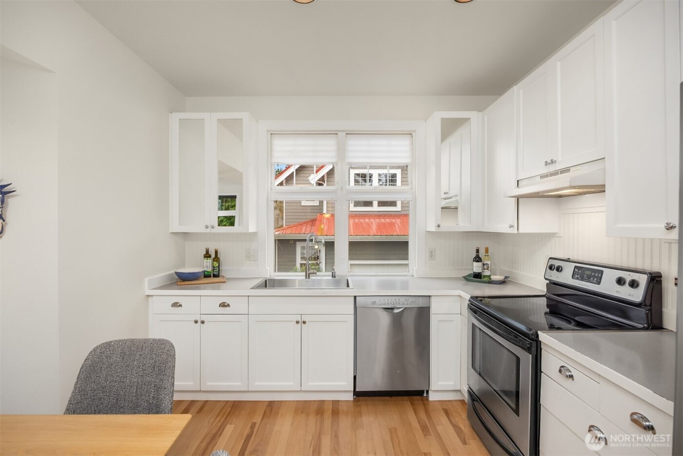 672 Madison Avenue N, Bainbridge Island, WA 98110