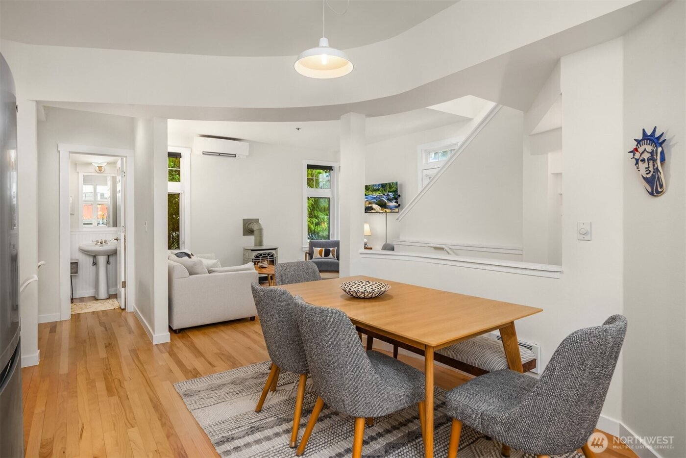 672 Madison Avenue N, Bainbridge Island, WA 98110