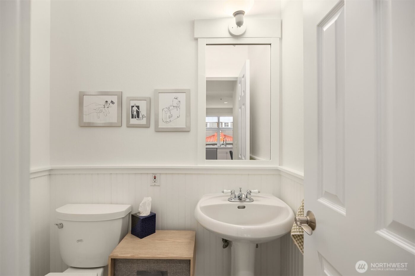 672 Madison Avenue N, Bainbridge Island, WA 98110