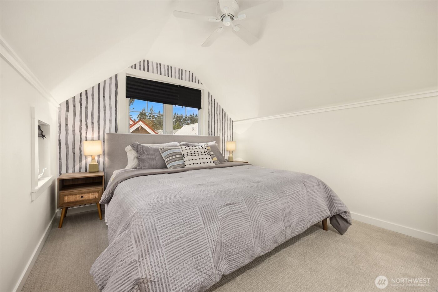 672 Madison Avenue N, Bainbridge Island, WA 98110