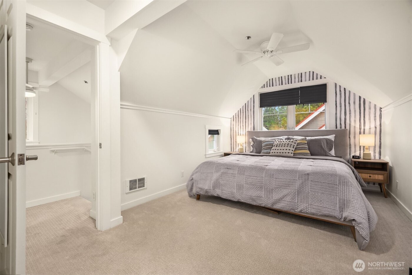 672 Madison Avenue N, Bainbridge Island, WA 98110