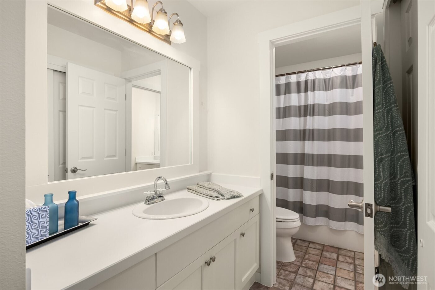 672 Madison Avenue N, Bainbridge Island, WA 98110