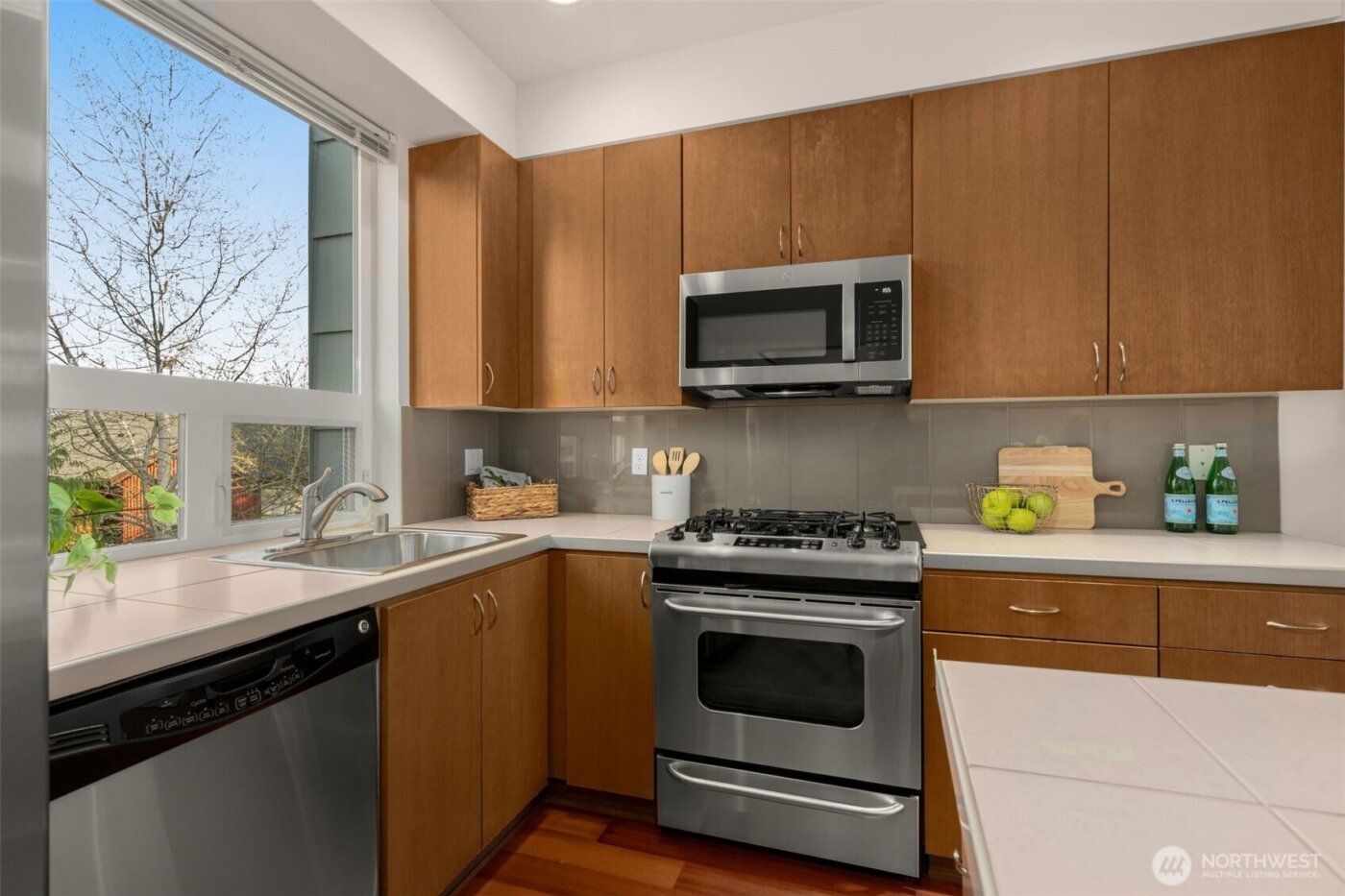 15212 NE 81st Way #103, Redmond, WA 98052