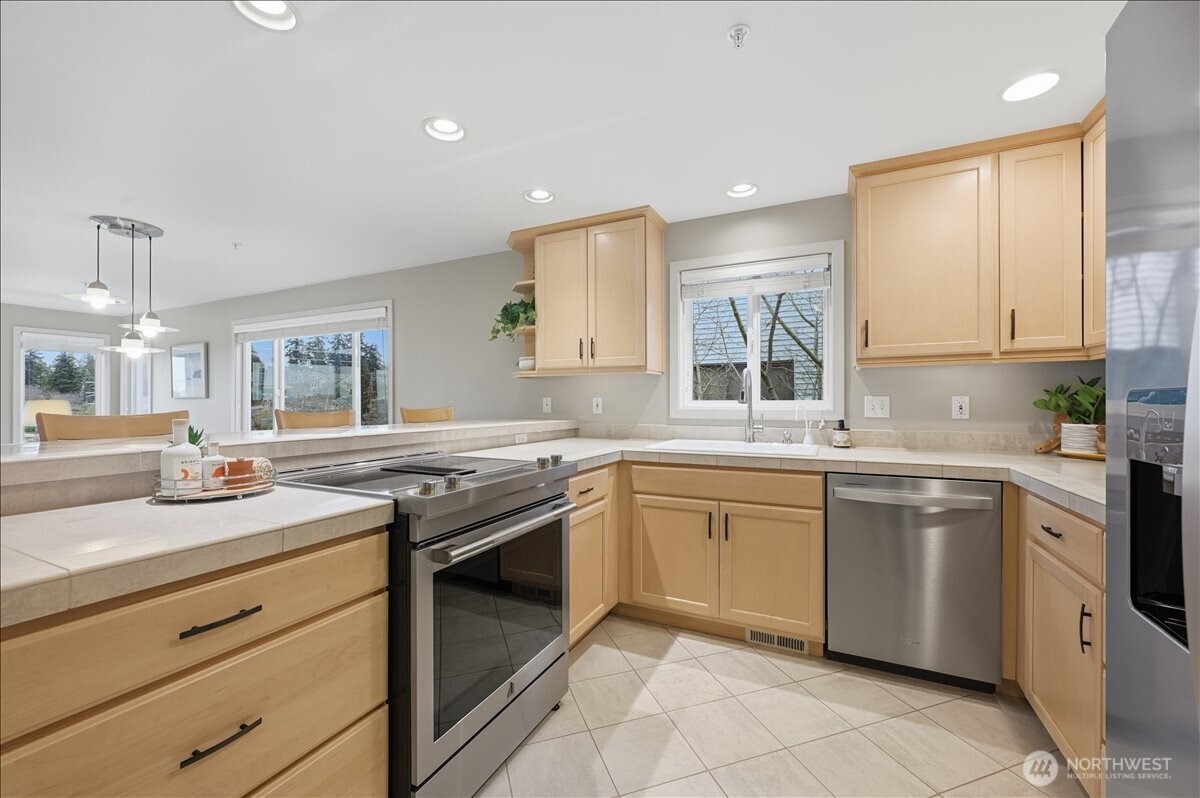 645 Bell Street #102, Edmonds, WA 98020