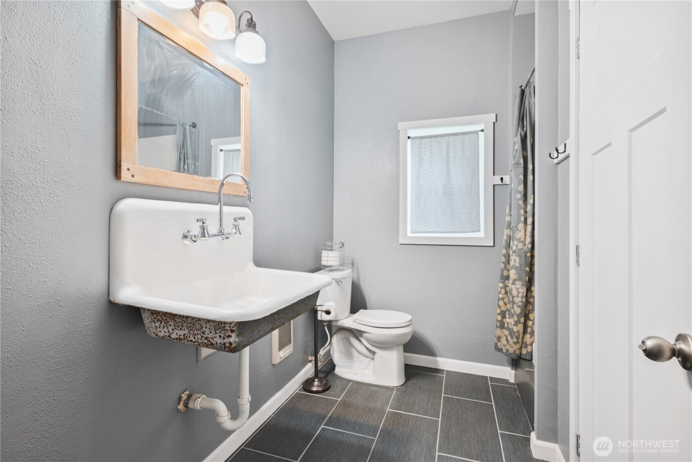 180 Trinity Drive , Castle Rock, WA 98611