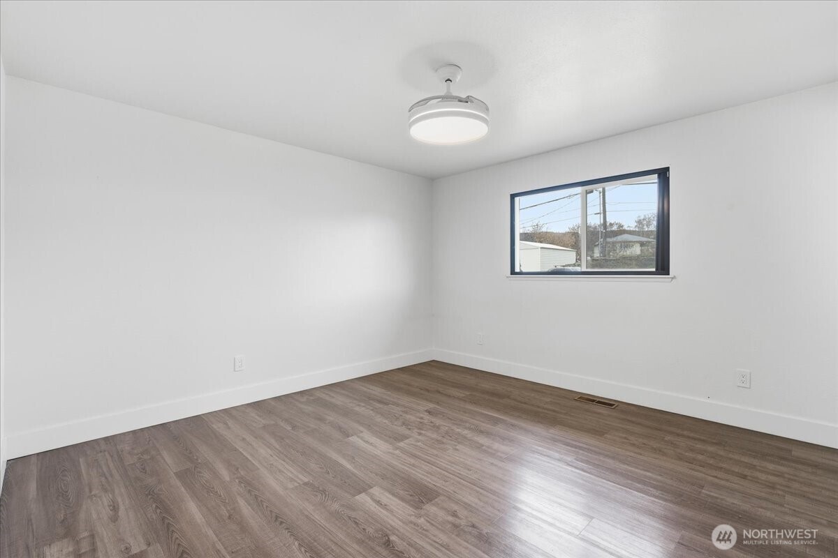 216 Sandy Lane , Electric City, WA 99123