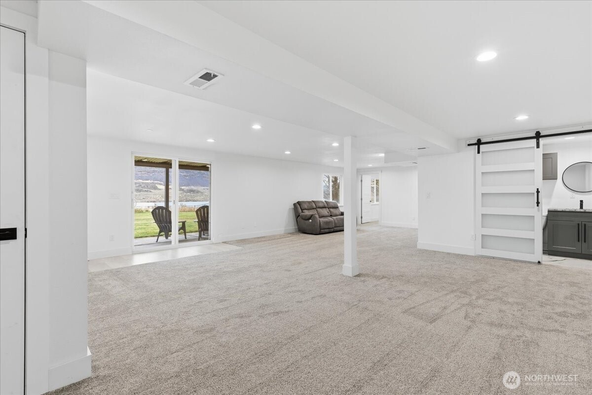 216 Sandy Lane , Electric City, WA 99123