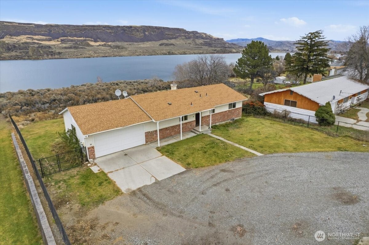 216 Sandy Lane , Electric City, WA 99123