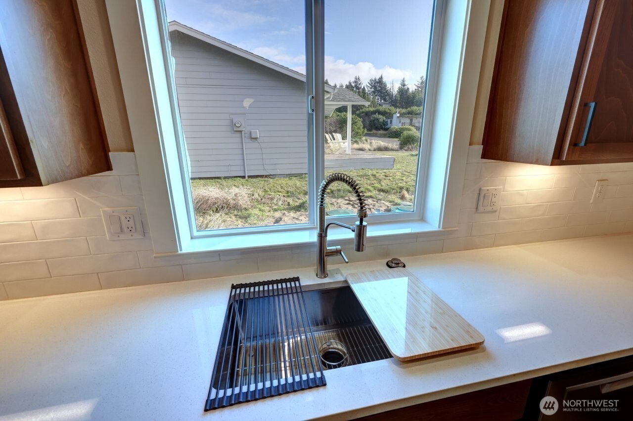 811 NE 357th Street , Ocean Park, WA 98640