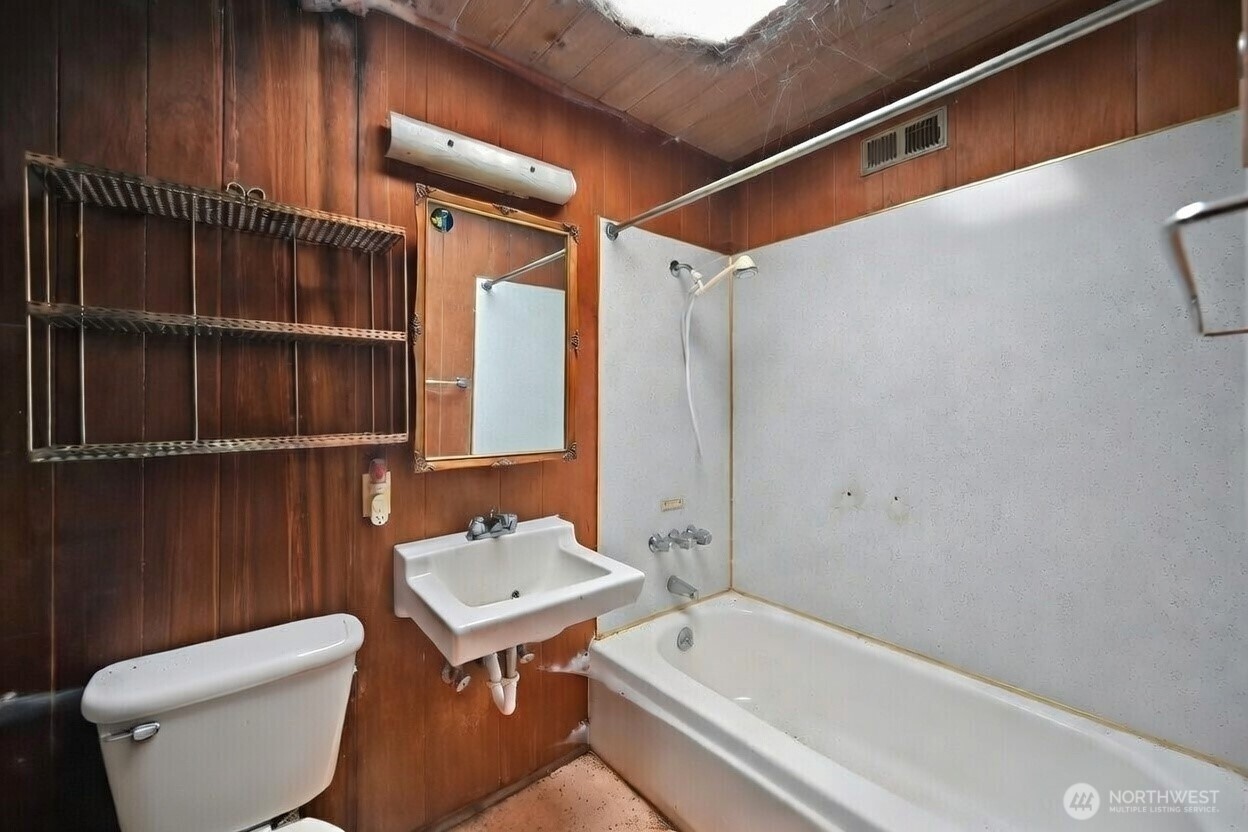 1284 Dines Point Rd , Greenbank, WA 98253