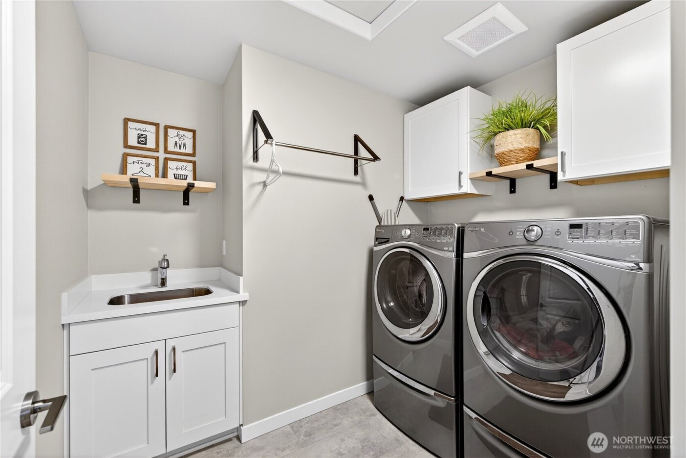 2210 SW Putnam Dr. , Oak Harbor, WA 98277