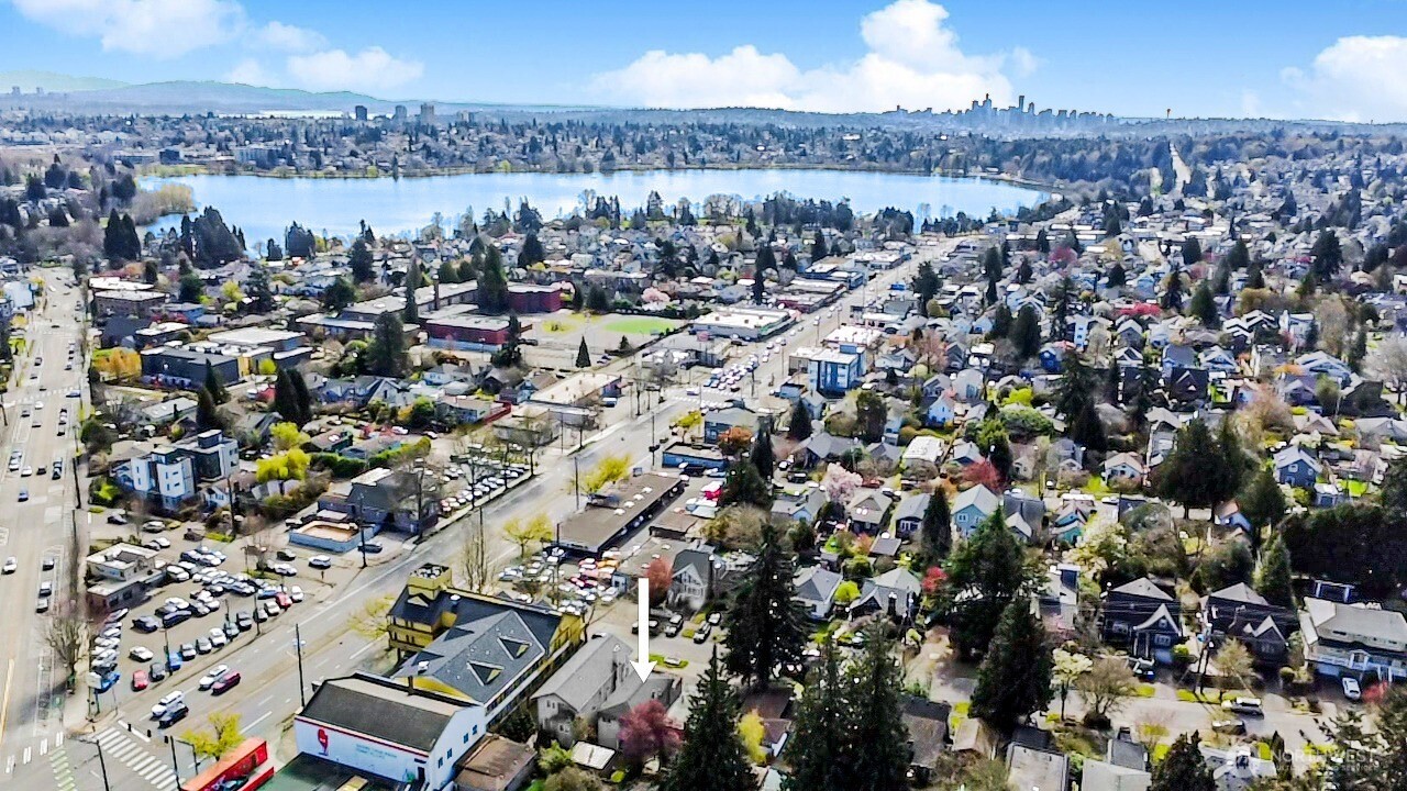 942 N 82nd Street , Seattle, WA 98103