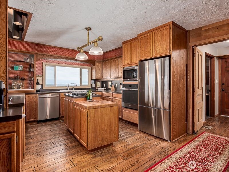 633 State Route 101 , Chinook, WA 98614