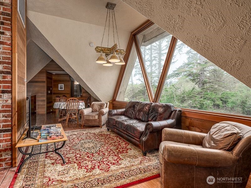 633 State Route 101 , Chinook, WA 98614