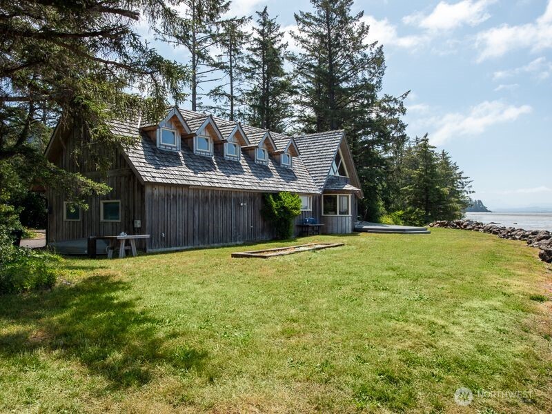 633 State Route 101 , Chinook, WA 98614