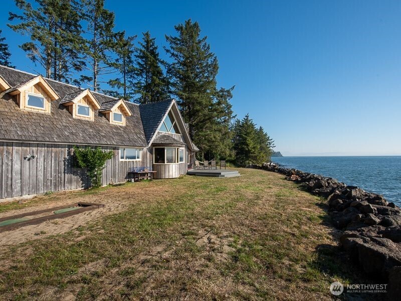 633 State Route 101 , Chinook, WA 98614