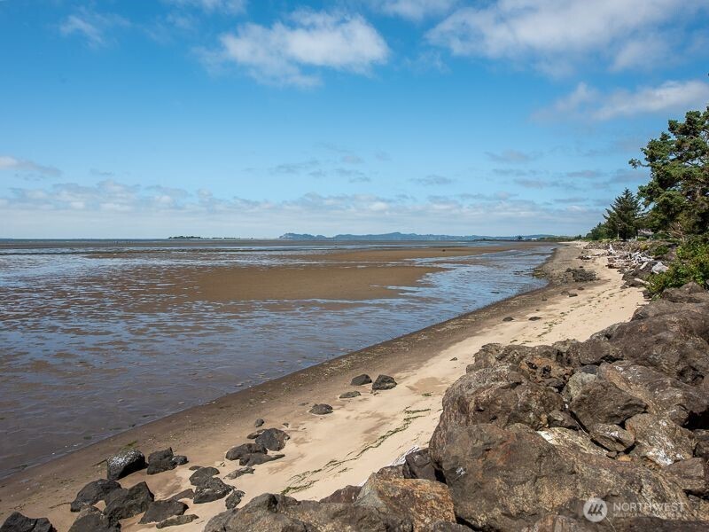 633 State Route 101 , Chinook, WA 98614