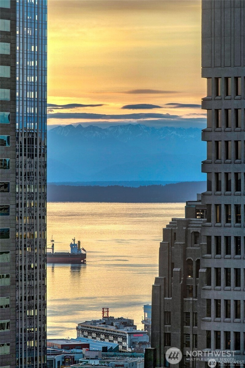 909 5th Avenue #Ph3, Seattle, WA 98164