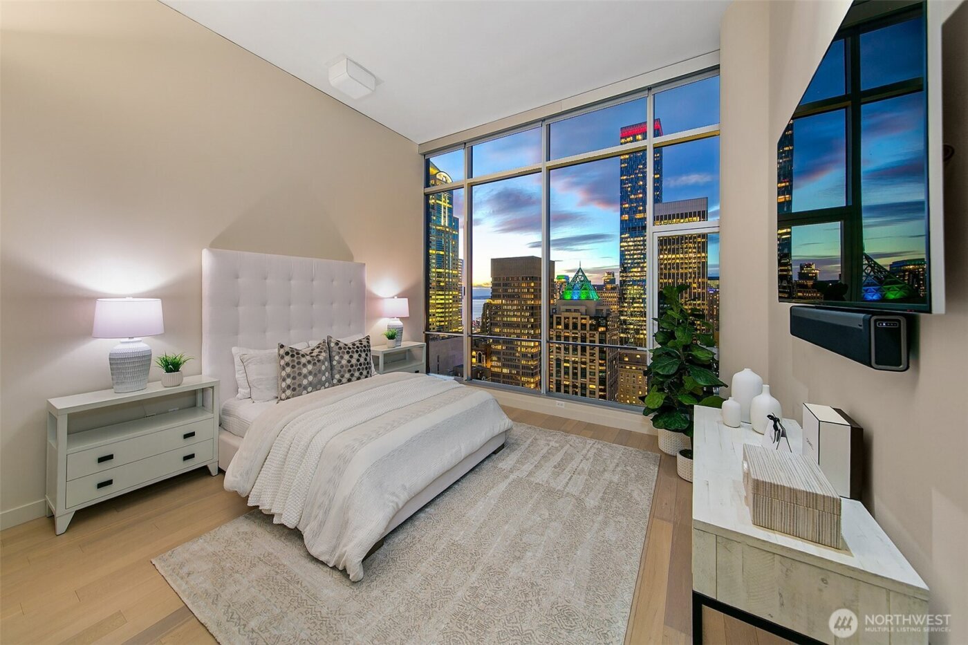 909 5th Avenue #Ph3, Seattle, WA 98164