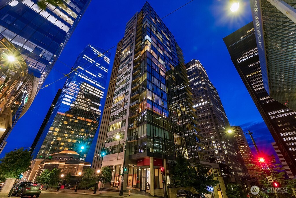 909 5th Avenue #Ph3, Seattle, WA 98164