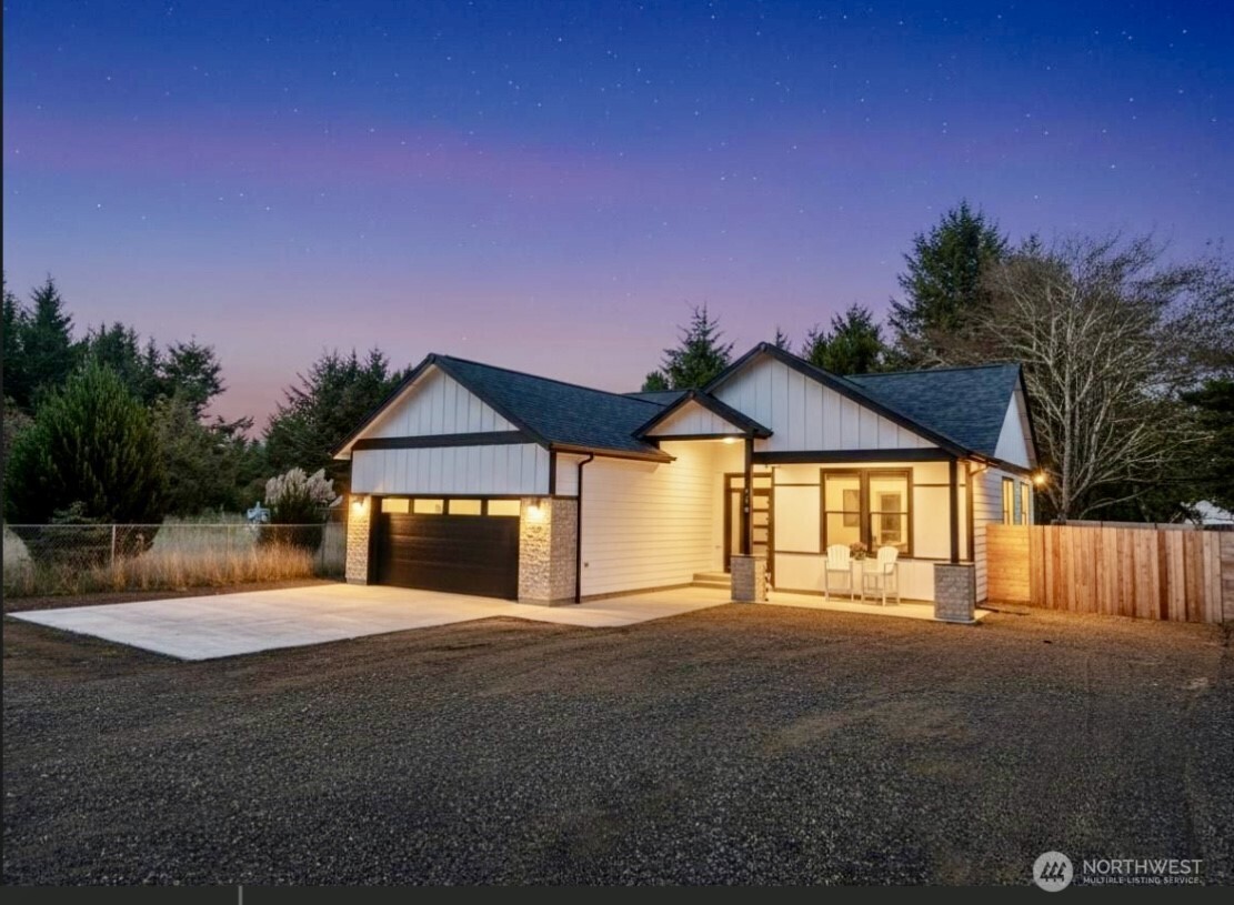 716 Island Circle SE, Ocean Shores, WA 98569