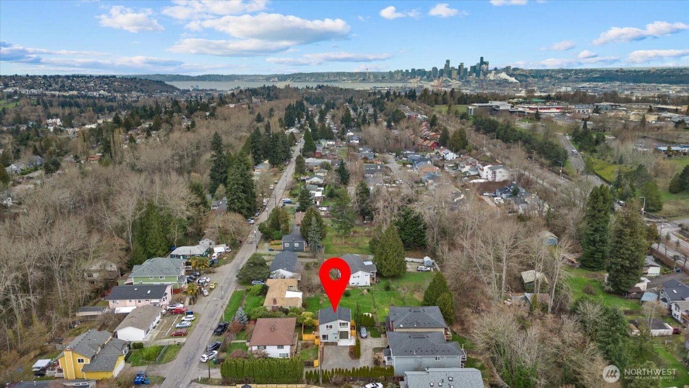 6530 18th Avenue SW #B, Seattle, WA 98106