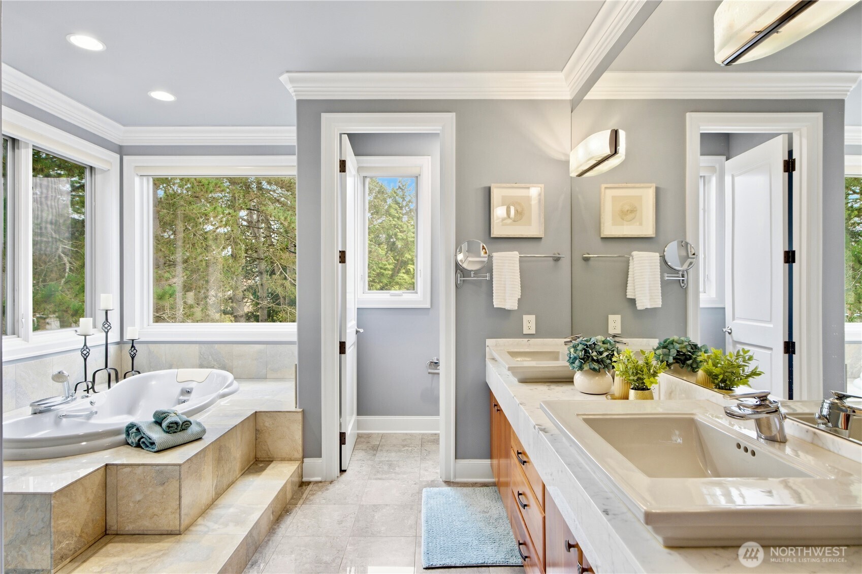 2 Crescent Key SE, Bellevue, WA 98006