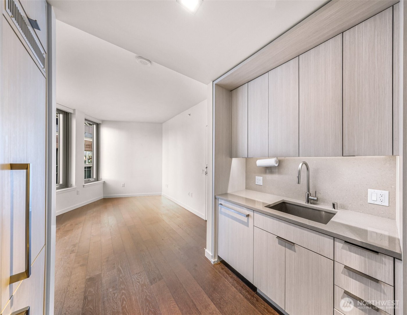 590 1st Avenue S #810, Seattle, WA 98104