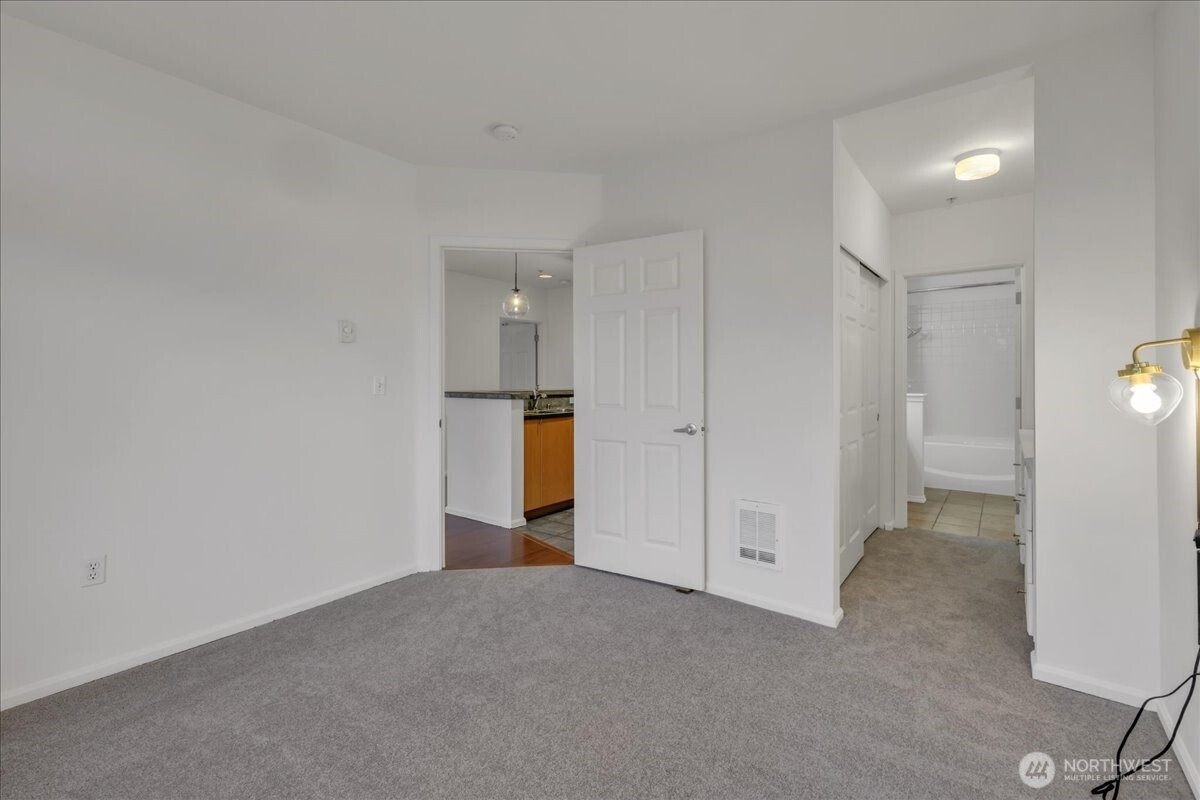 18 Dravus Street #207, Seattle, WA 98109