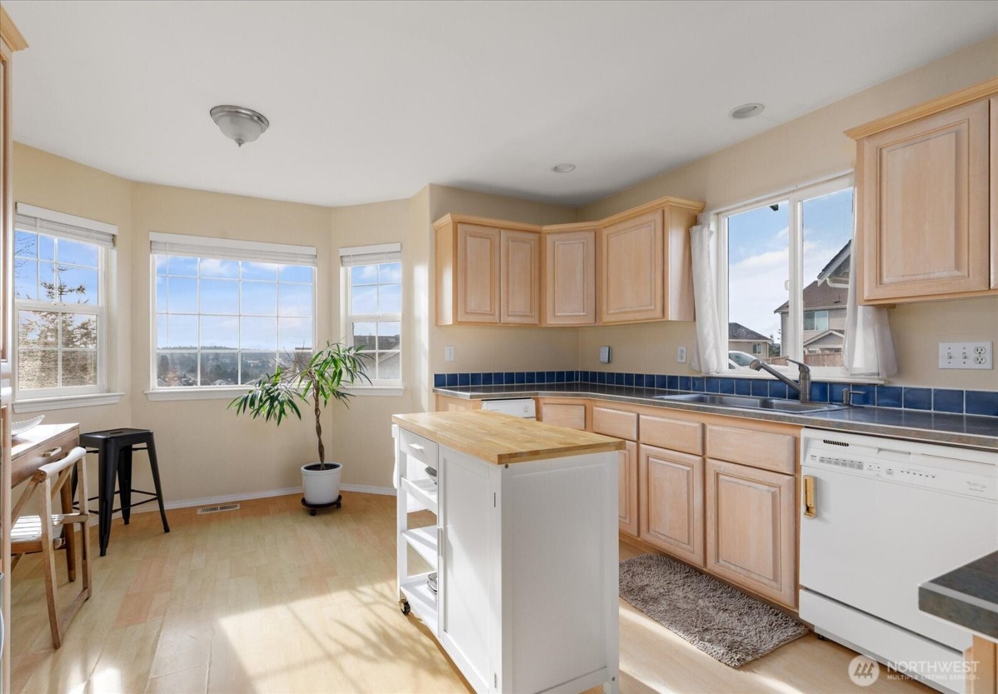 387 SW Stroops Drive , Oak Harbor, WA 98277