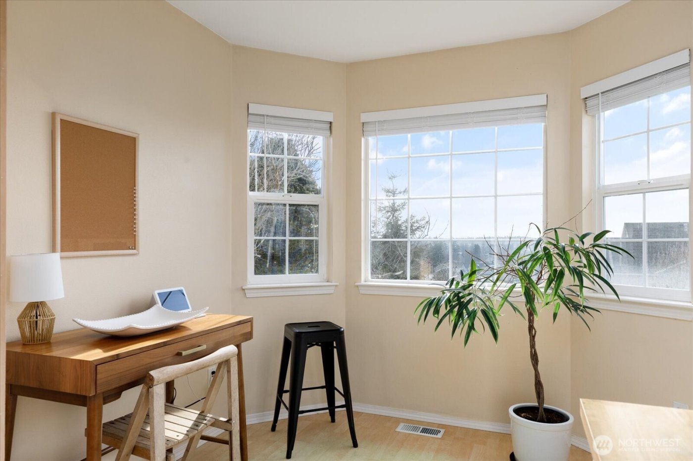 387 SW Stroops Drive , Oak Harbor, WA 98277