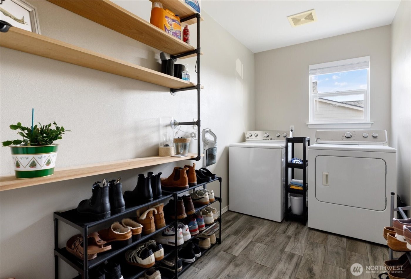 387 SW Stroops Drive , Oak Harbor, WA 98277