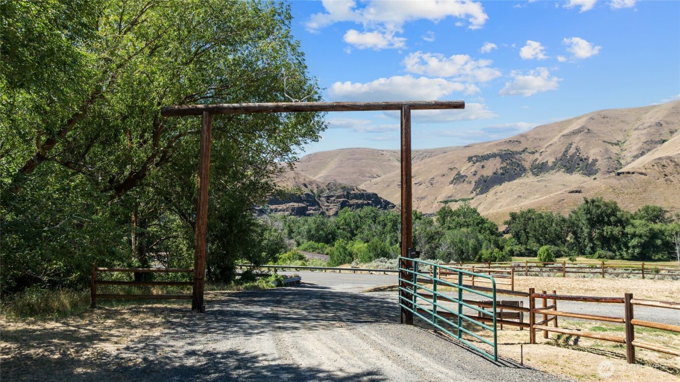 23001 SR 821 , Ellensburg, WA 98926