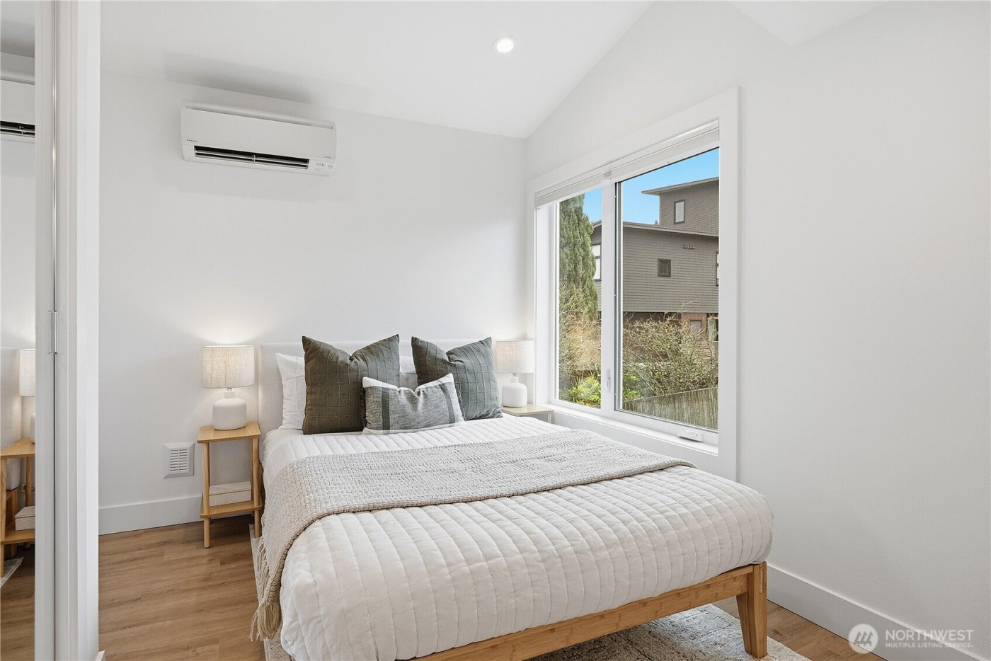 3112 W Raye Street , Seattle, WA 98199