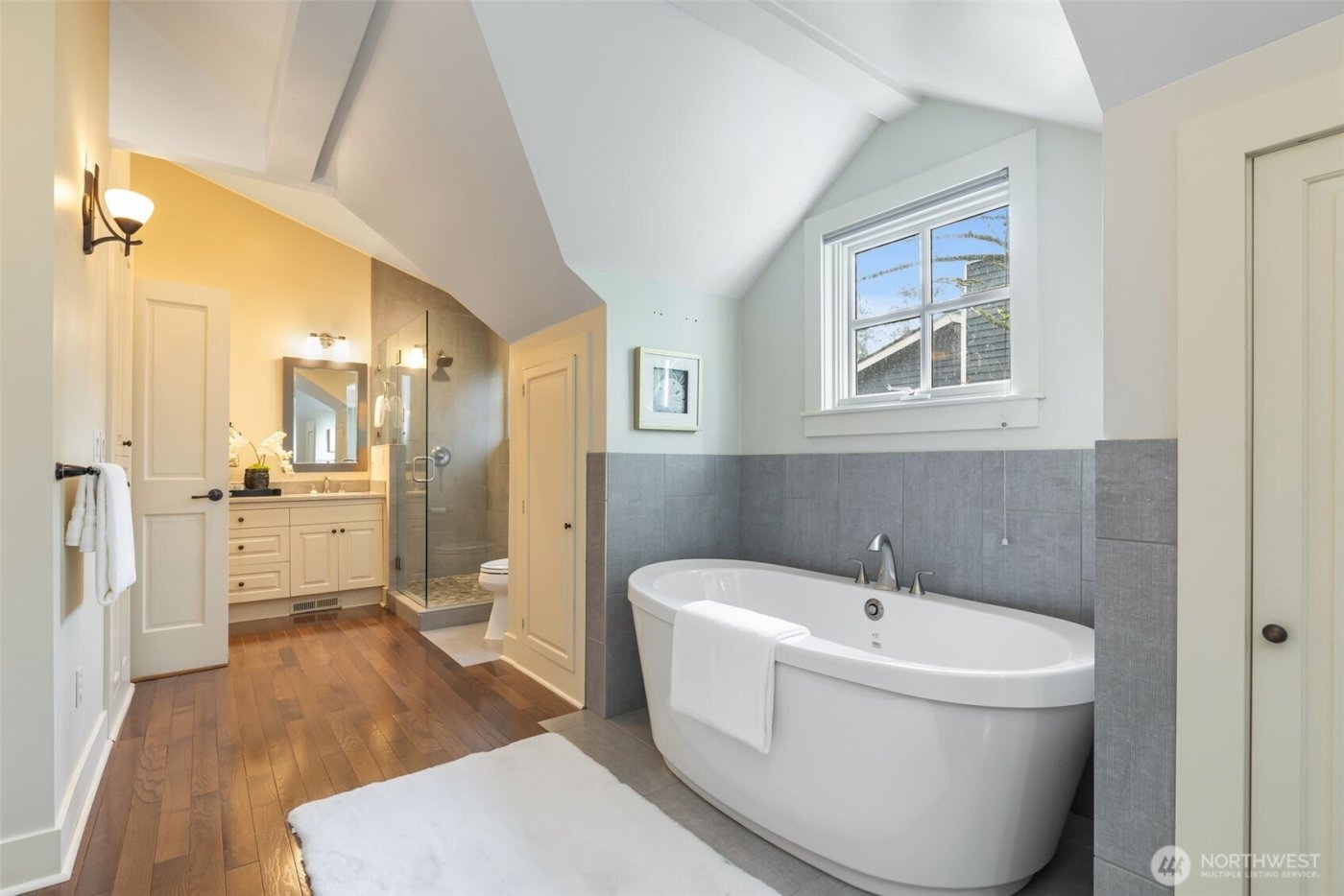 7626 NE 8th Street , Medina, WA 98039