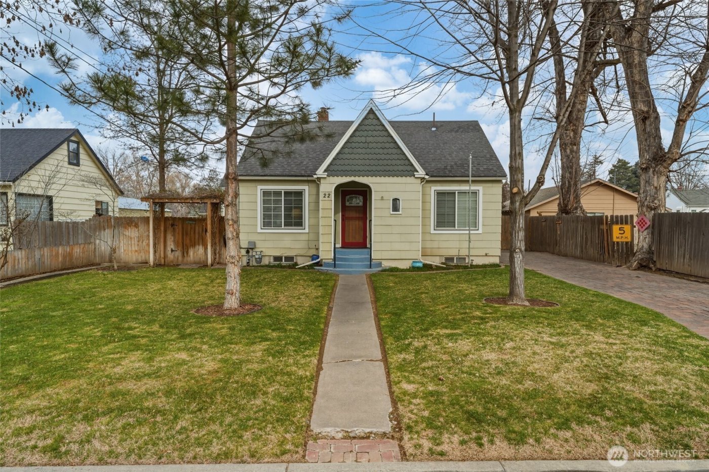 22 NW B Street , College Place, WA 99324