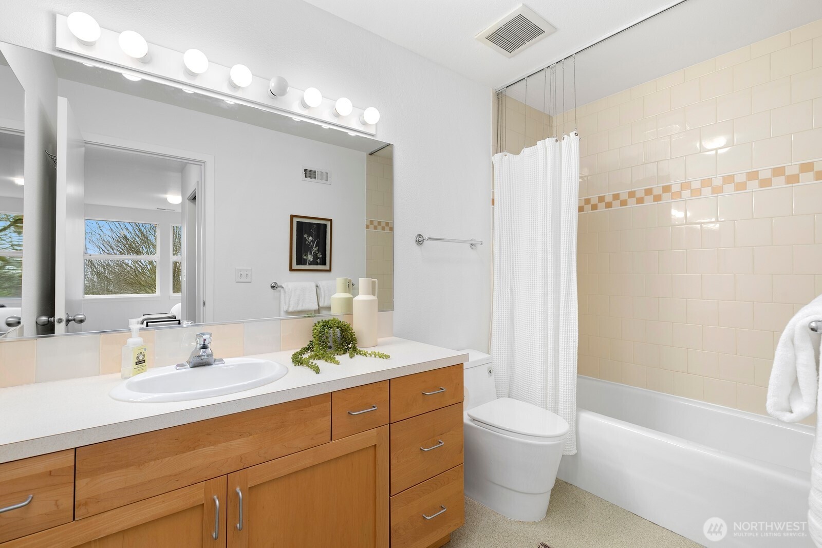 6726 35th Place S, Seattle, WA 98118