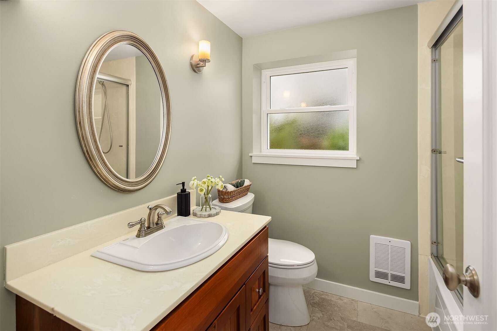 5218 Ivanhoe Place NE, Seattle, WA 98105