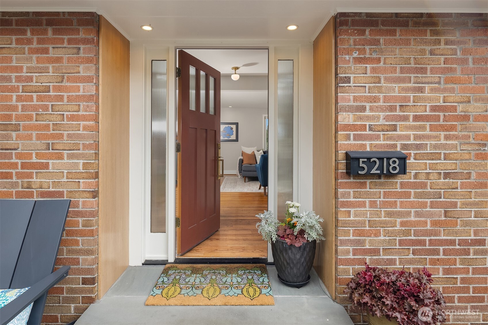 5218 Ivanhoe Place NE, Seattle, WA 98105