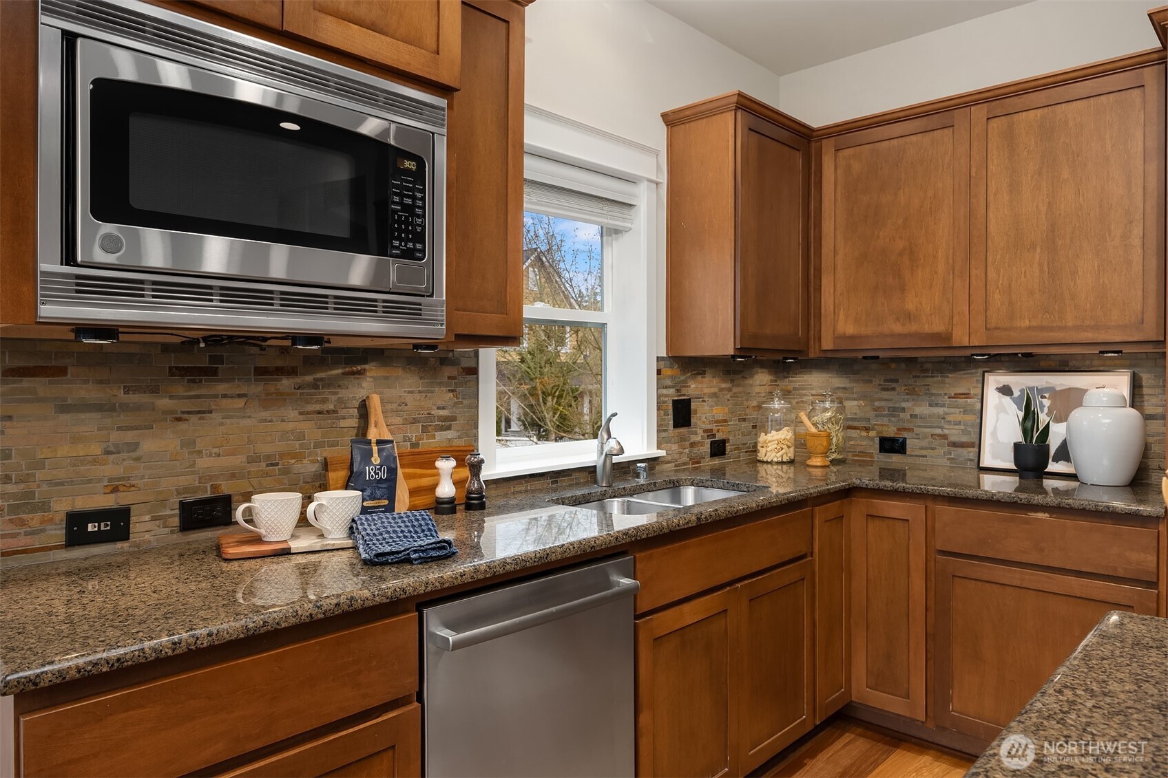 2073 NE Noble Street , Issaquah, WA 98029