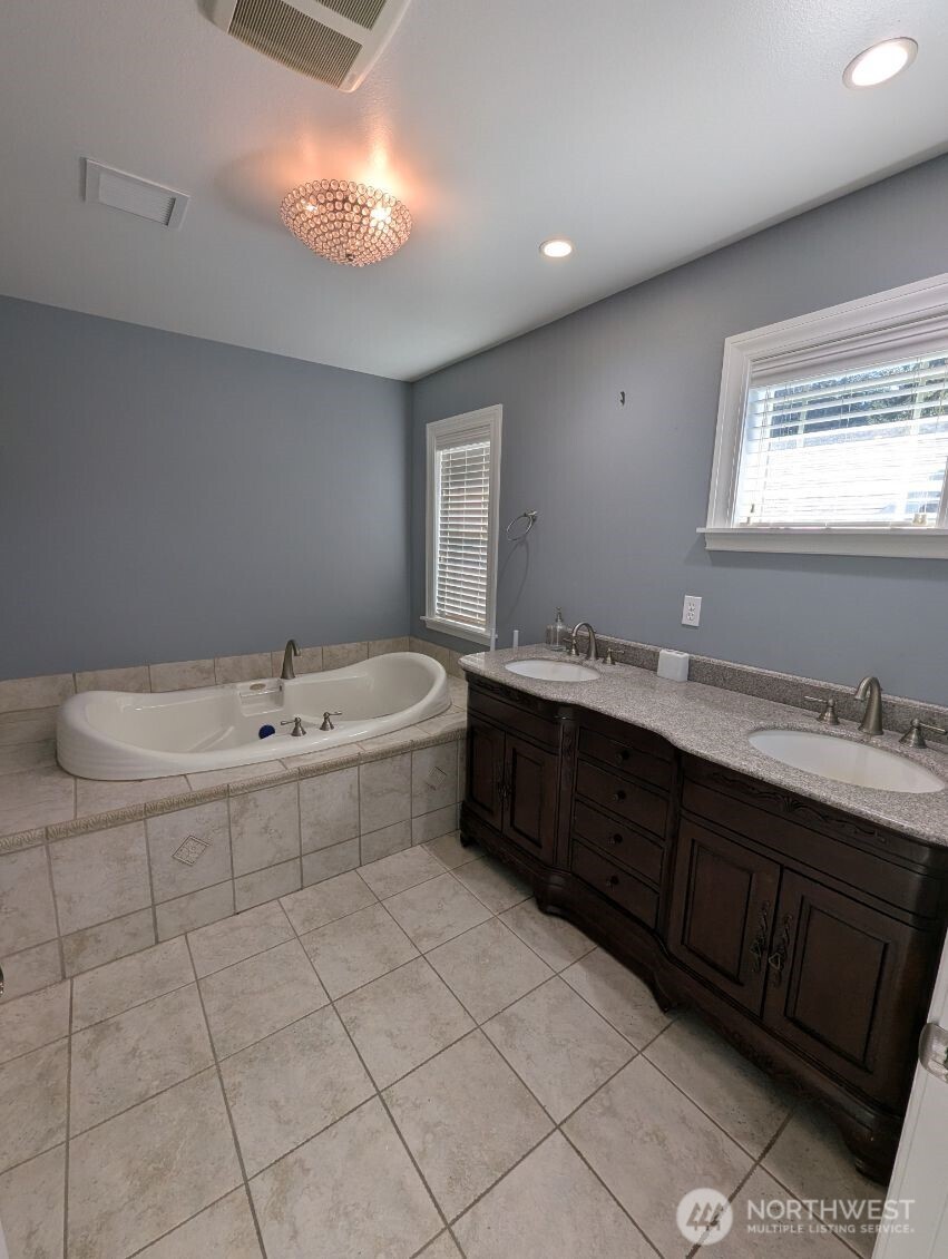 2300 NE Solar View Court , Poulsbo, WA 98370