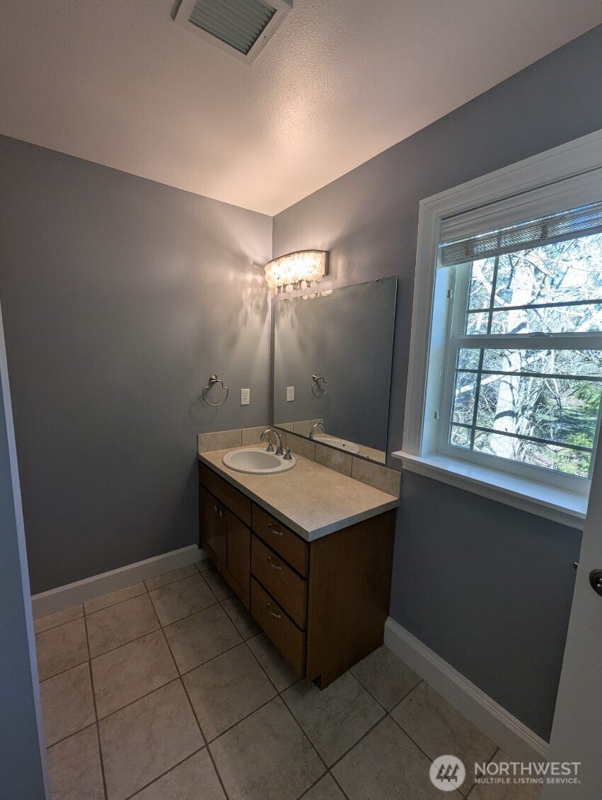 2300 NE Solar View Court , Poulsbo, WA 98370