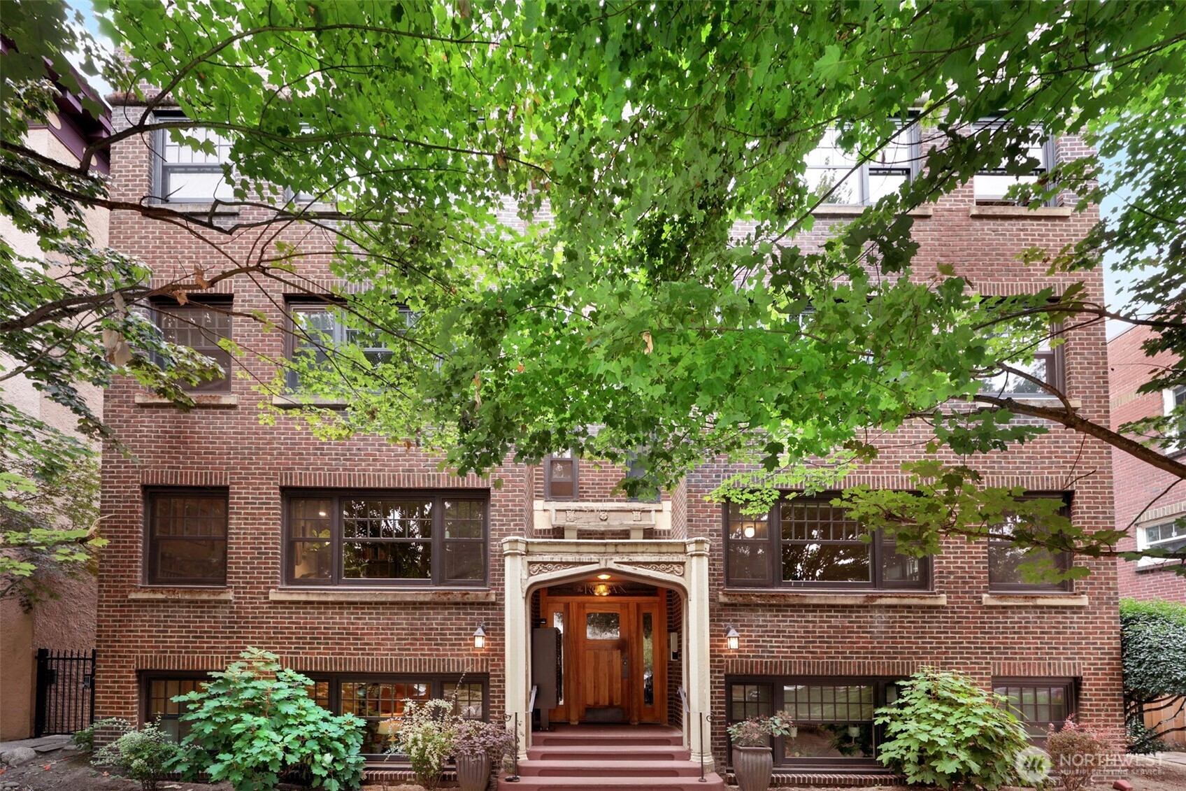 525 16th Avenue E #102, Seattle, WA 98112