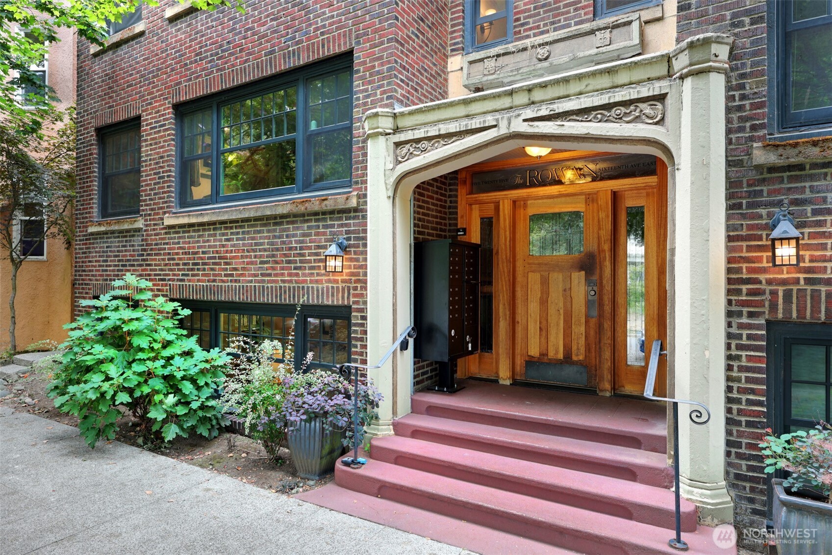 525 16th Avenue E #102, Seattle, WA 98112