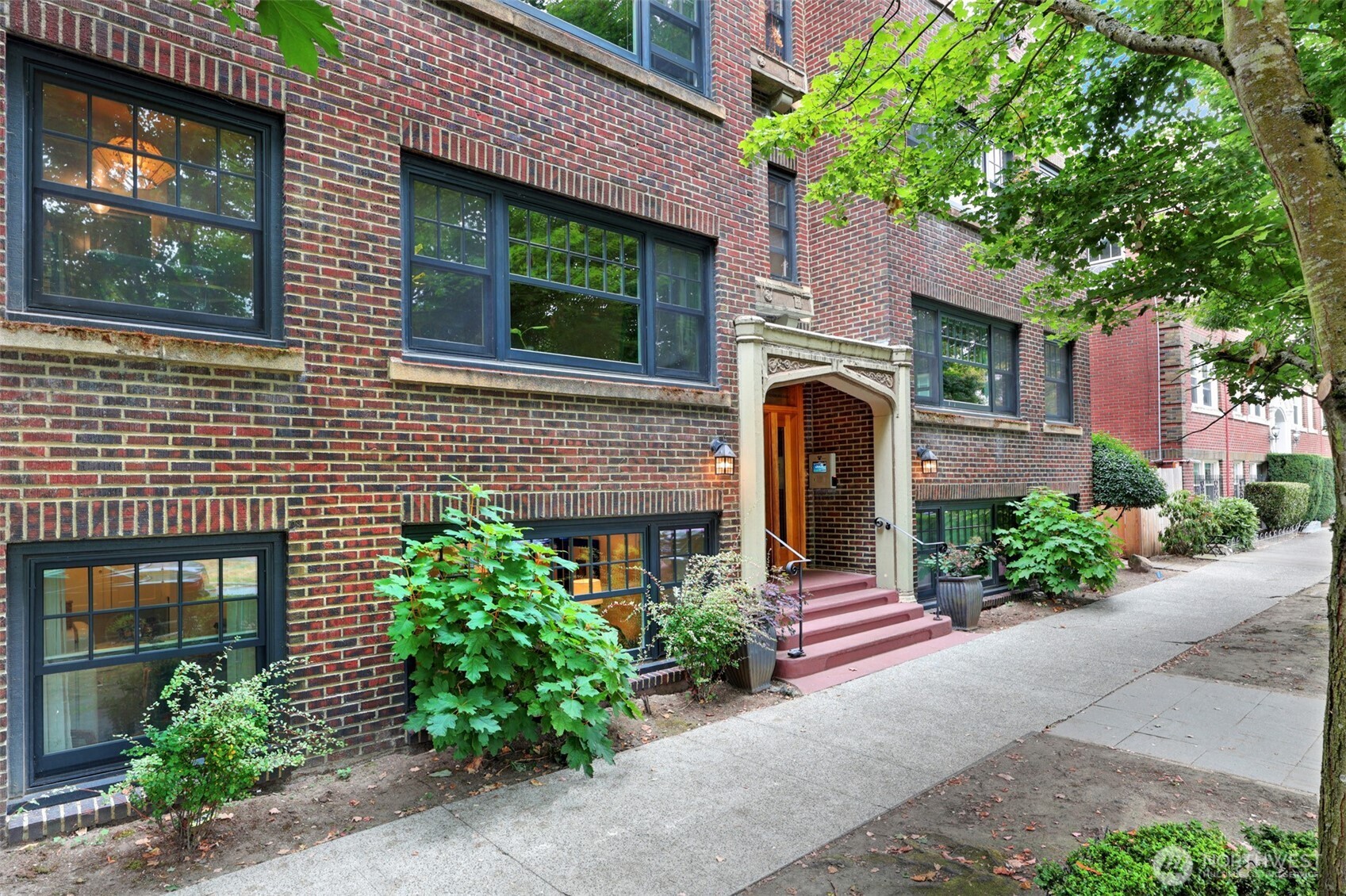 525 16th Avenue E #102, Seattle, WA 98112